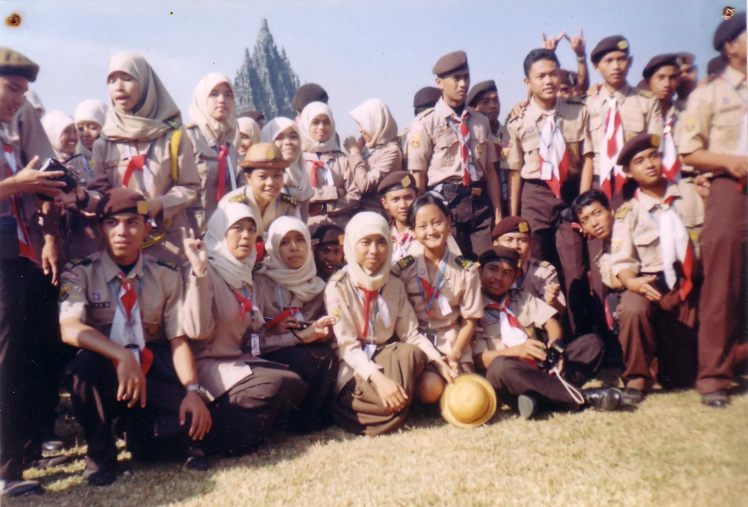 Pramuka berkumpul pada 8th Indonesian National Rover Moot di Prambanan pada 2003; foto ini bukan kegiatan Hari Pahlawan 2026.